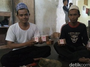 Mahirnya Tak Cuma Ngaji, Santri-santri Ini Jago Bikin Sambal Pecel
