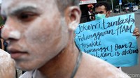 Mahasiswa meminta Jokowi menuntaskan pelanggaran HAM Trisakti, Semanggi 1, dan Semanggi 2.