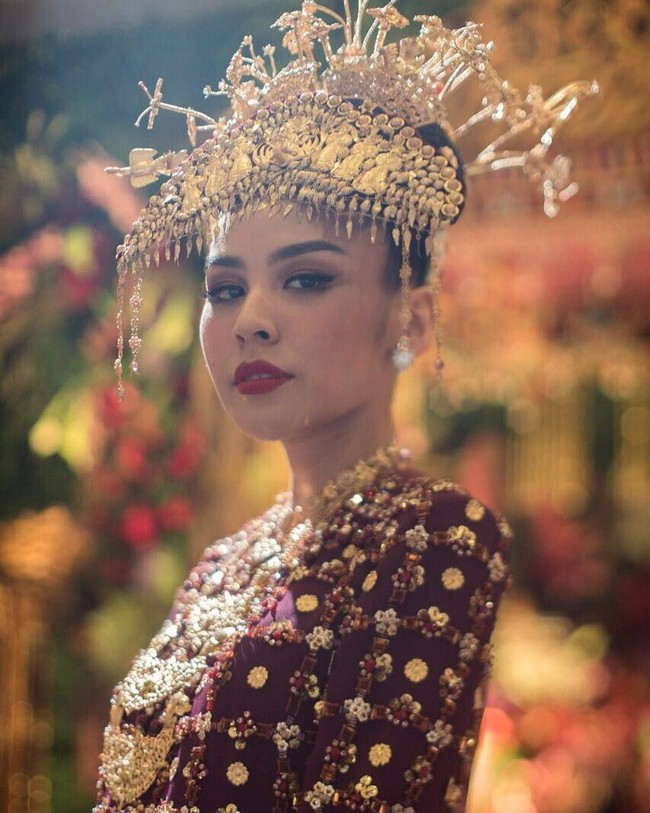 Lima bulan setelah pernikahan, kini Rasyid pun harus mengikhlaskan kepergian Adara yang telah menghadap Sang Khalik. To Allah we belong and to Allah we shall return. Pintu jannah terbuka lebar dan para malaikat-Nya menyambut kamu my love @adarataista, pesan Rasyid melepas kepergian sang istri yang diunggahnya di Instastory disertai foto Adara yang begitu cantik saat menjadi pengantin Palembang. Foto: Instagram Ani Yudhoyono, Adra Taista