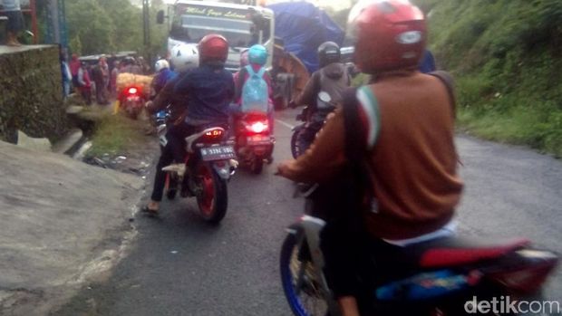Truk Terperosok di Jalan Pangalengan, Arus Lalin Sempat Lumpuh Total