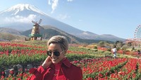 Dia traveling ke Jepang kala musim semi. Tak hanya sakura, tulip pun ikut bermekaran (kimmyjayanti/Instagram)