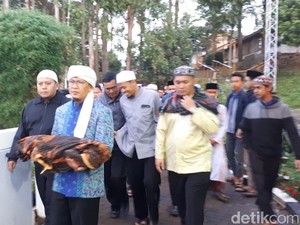 Usai Disalatkan, Cucu Aa Gym Dimakamkan di Eco Pesantren Daarut Tauhid