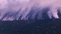Pada Sabtu (19/5) tengah malam waktu setempat Gunung Kilauea menyemburkan abu pekat dengan jumlah banyak. (Foto: Dok. Paradise Helicopters via ABC News)