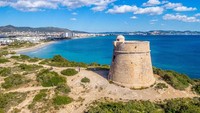 Inilah adalah salah satu spot favorit para turis. Melihat keindahan laut dan pantai dari menara pandang di tepi pantai. (Santjosep.net Ibiza/ Facebook)