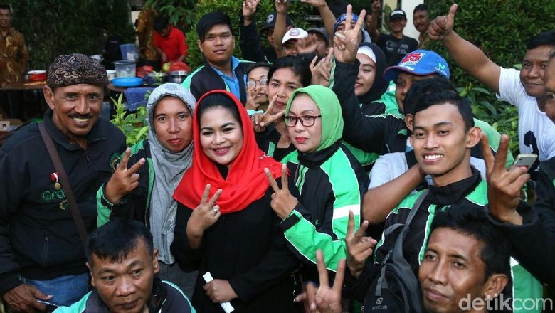Bertemu Pengemudi Online, Puti Guntur Janjikan Kartu Jatim Sehat Bertemu Pengemudi Online, Puti Guntur Janjikan Kartu Jatim Sehat