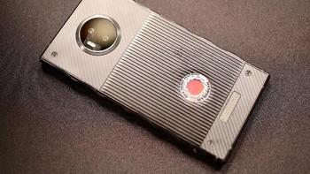 Sedangkan versi kedua terbuat dari bahan alumunium dan dibanderol dengan harga Rp 15,9 juta. Foto: The Verge/Dieter Bohn