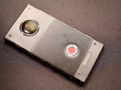 Penampakan Smartphone Hologram Pertama di Dunia