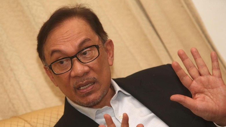 Diam-diam Anwar Ibrahim Kagumi Puisi WS Rendra