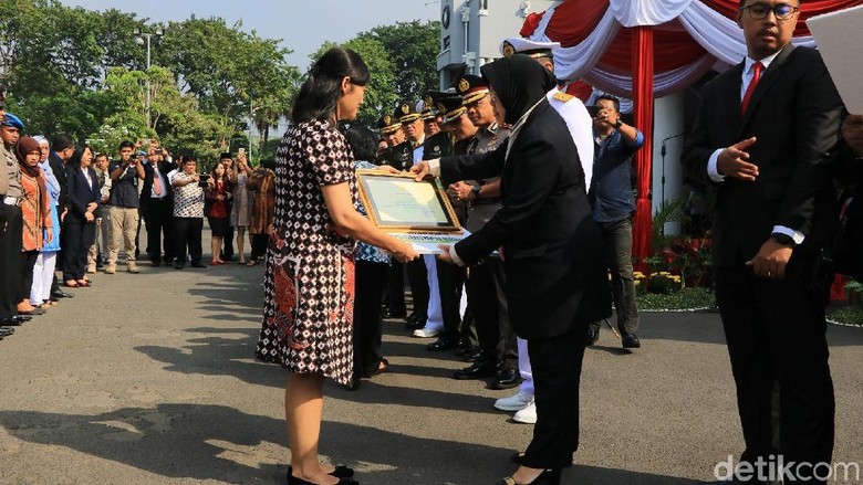 Risma Beri Penghargaan, Istri Bayu: Jangan Bersedih, Mari Bangkit Risma Beri Penghargaan, Istri Bayu: Jangan Bersedih, Mari Bangkit