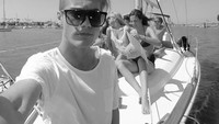 Tidak bepergian sendiri, Visser liburan bersama pacar dan juga teman-temannya. (neelsvisser/Instagram)