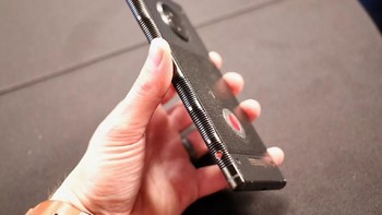 Fitur yang dibanggakan dari ponsel ini adalah display holographic. Foto: The Verge/Dieter Bohn