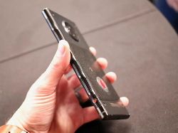 Penampakan Smartphone Hologram Pertama di Dunia