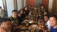 Makanan khas sunda, lengkap dengan ikan goreng, kerupuk dan otak-otak jadi menu makan siang Irfan ketika ngumpul bareng dengan rekan sesama artis. Foto: Instagram @irfanhakim75