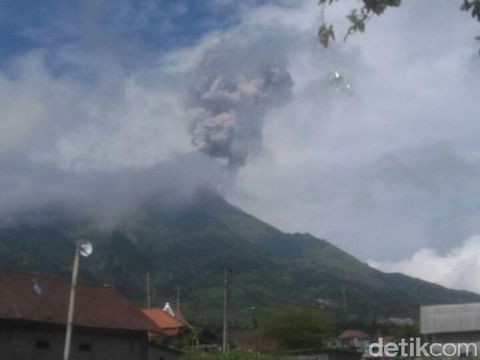 Panampakan Letusan Freatik Merapi Pagi Ini dari Arah Magelang
