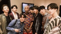 Mereka pun foto bersama Pharrell Williams di acara tersebut. Foto: dok.twitter