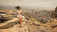 Ini momen liburan Amine di Bergama, Turki. Ia tampak cantik dan trendi dengan gaya rambut dikuncir (@gulseamine/Instagram)