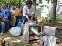 Ide Keren Tukang Sablon Ubah Sampah Plastik Jadi Bensin Skuter