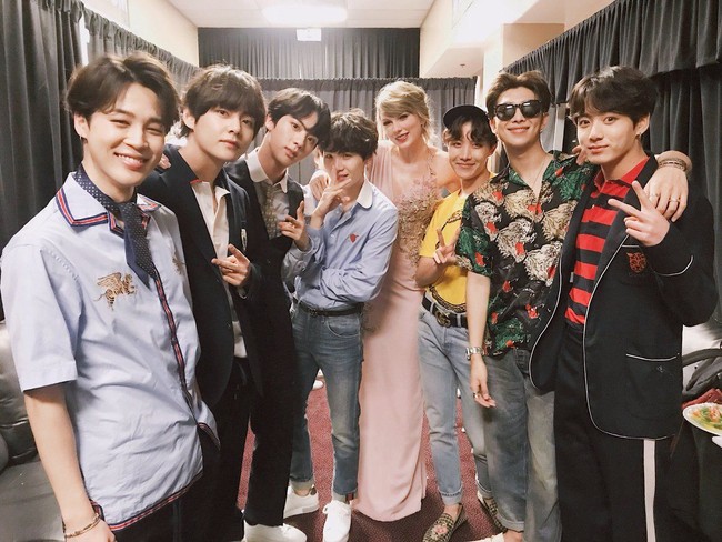 Selain tampil di Billboard Music Awards 2018, selama di Amerika Serikat BTS juga mampir ke beberapa acara televisi, salah satunya Ellen Degeneres. Foto: Twitter BTS