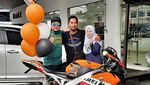 So Sweet! Moge CBR1000RR Jadi Kado Ulang Tahun Pernikahan