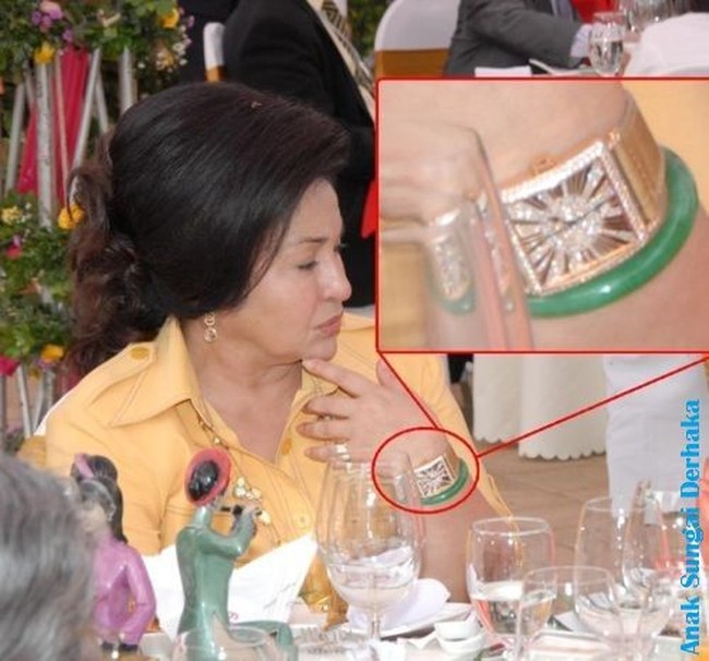 Rosmah Mansor pernah tertangkap kamera memakai jam tangan mewah dari brand Franck Muller saat mengunjungi Vietnam. Jam tangan yang termasuk koleksi terbatas itu memiliki keistimewan pada bagian casingnya. Casing terbuat dari emas dan dihiasi ratusan berlian pada bagian dalam maupun luarnya. Jam tangan berwarna putih-emas ini pun dijual dengan harga mencapai 350 ribu Ringgit Malaysia atau sekitar Rp 1,2 miliar. Foto: Dok. Anak Sungai Derhaka