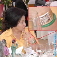 Rosmah Mansor pernah tertangkap kamera memakai jam tangan mewah dari brand Franck Muller saat mengunjungi Vietnam. Jam tangan yang termasuk koleksi terbatas itu memiliki keistimewan pada bagian casingnya. Casing terbuat dari emas dan dihiasi ratusan berlian pada bagian dalam maupun luarnya. Jam tangan berwarna putih-emas ini pun dijual dengan harga mencapai 350 ribu Ringgit Malaysia atau sekitar Rp 1,2 miliar. Foto: Dok. Anak Sungai Derhaka