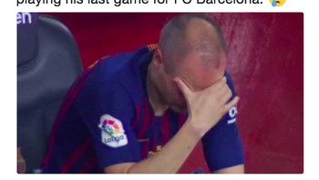 Iniesta tampak menangis meratapi hari terakhirnya bersama Barcelona. Foto: istimewa