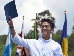 Happy Graduation! Bahagianya Iqbaal Ramadhan Lulus SMA