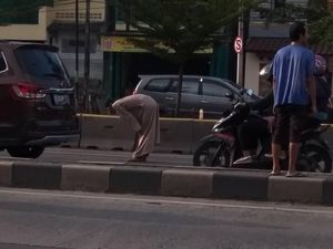 Tentang Pria Salat di Tengah Jalan yang Bikin Kaget
