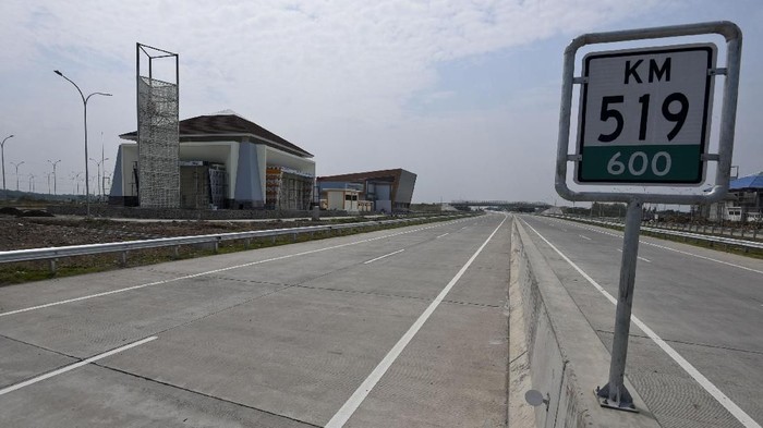 Proyek pembangunan Rest Area KM 519 di jalan Tol Solo-Kertosono di Sragen, Jawa Tengah, Minggu (20/5). Jalan Tol Solo-Kertosono ruas Kartosuro-Sragen sepanjang 36 kilometer akan beroperasi jelang mudik Lebaran 2018 sedangkan seksi Sragen-Ngawi akan dibuka secara fungsional. ANTARA FOTO/Hafidz Mubarak A/ama/18