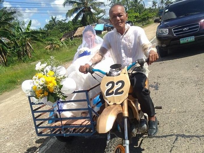 Foto Viral Pengantin Wanita Dibonceng Ayah Naik Motor yang Menyentuh Netizen. Foto: Facebook Foto Viral Pengantin Wanita Dibonceng Ayah Naik Motor yang Menyentuh Netizen. Foto: Facebook