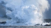 Tampak asap lava masuk ke dalam air dan menyebabkan asap putih tebal (Foto: Dok. REUTERS/Terray Sylvester)