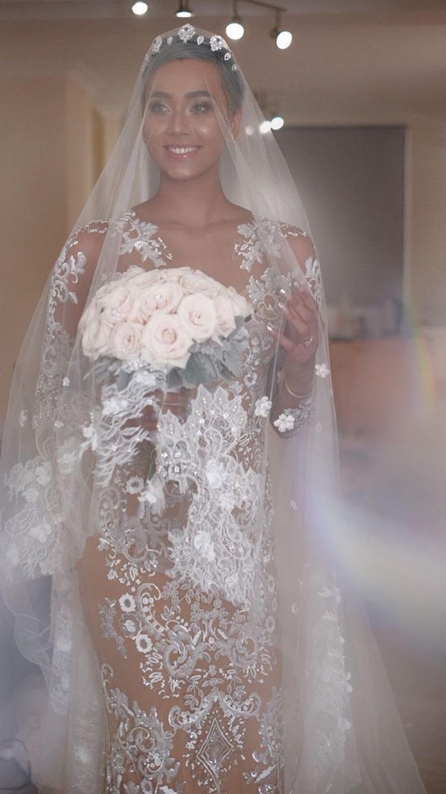 Pernikahan indah di taman antara Kimmy Jayanti dan pesepak bola asal Nigeria itu disempurnakan dengan gaun menerawang karya Zuhair Murad. Foto: Dok. Instagram/Kimmy Jayanti