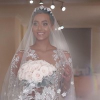 Pernikahan indah di taman antara Kimmy Jayanti dan pesepak bola asal Nigeria itu disempurnakan dengan gaun menerawang karya Zuhair Murad. Foto: Dok. Instagram/Kimmy Jayanti