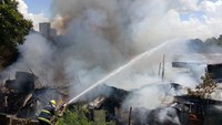 Saat-saat petugas pemadam kebakaran berupaya memadamkan api (Foto: Dok. The Freeman News)