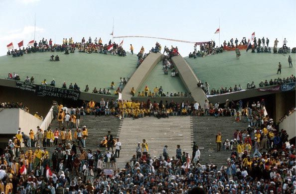 Setelah 32 tahun menduduki jabatan sebagai Presiden RI, Soeharto akhirnya menyerah. Pada tanggal 21 Mei 1998, tepat 20 tahun lalu, Soeharto resmi mundur.