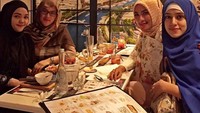 Wah ini sedang di mana ya? Fairuz terlihat cantik dengan jilbab warna biru keungunannya. Kira-kira mereka mau pesan makanan apa ya? Foto: Instagram @fairuzarafiq