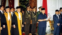 Bulan Mei 1998 menjadi bulan yang melelahkan bagi Soeharto. Gelombang masa yang mengingikannya untuk mundur dari jabatan Presiden semakin besar. Sang Smiling General tak mampu lagi menahan desakan tersebut. Patrick Aventurier/via Getty Images.