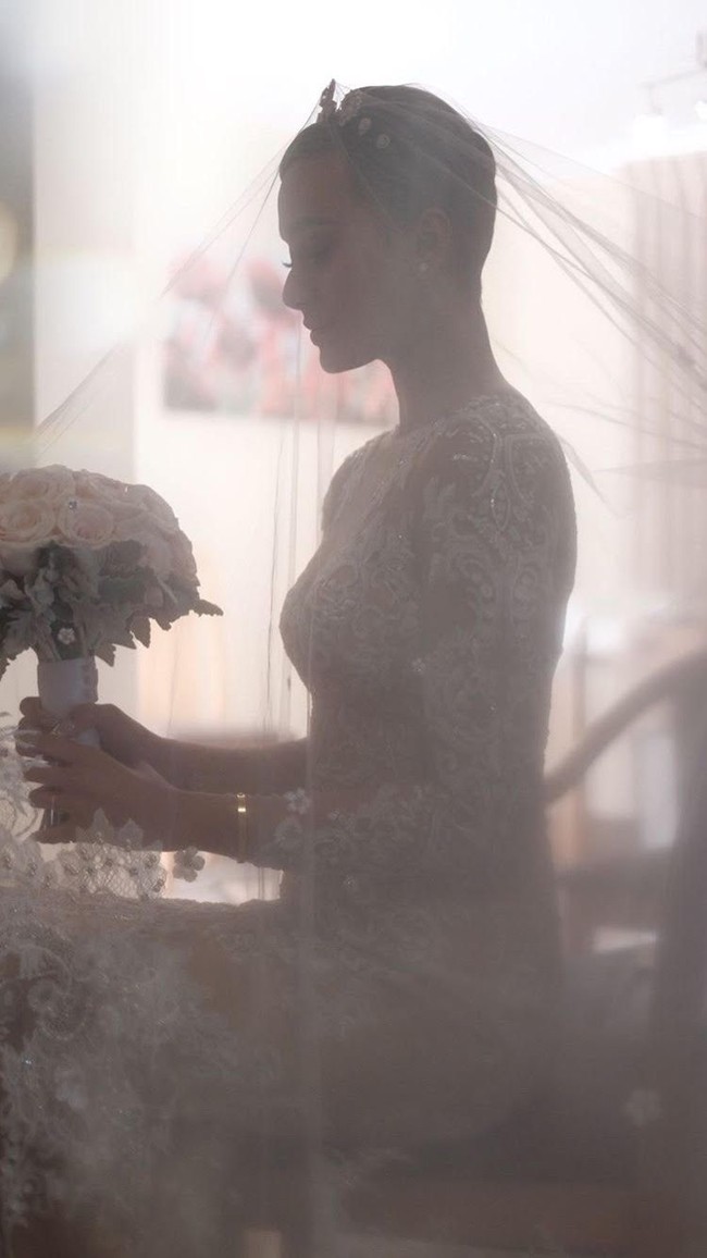 Gaun transparan Kimmy Jayanti hadir dengan detail embroidery yang begitu kaya dan veil panjang menyapu lantai. Foto: Dok. Instagram/Kimmy Jayanti