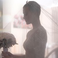 Gaun transparan Kimmy Jayanti hadir dengan detail embroidery yang begitu kaya dan veil panjang menyapu lantai. Foto: Dok. Instagram/Kimmy Jayanti