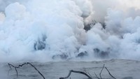 Pada Sabtu (19/5) tengah malam waktu setempat, Gunung Kilauea menyemburkan abu pekat dengan jumlah banyak (Foto: Dok. REUTERS/Terray Sylvester)