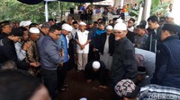 Kedua orangtua Ghiziya Naura Khadija ikut mengantarkan sang anak di tempat istirahatnya yang terakhir. Foto: Mukhlis Dinillah