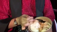 Soimah termasuk artis yang aktif memposting foto di akun instagramnya. Banyak pose makan yang ia unggah. Seperti gayanya saat makan rice bowl ini. Foto: instagram @showimah