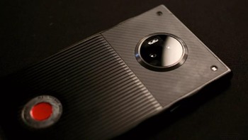 Beberapa aksesori yang turut di sematkan yang bersifat modular. Selain itu perangkat dapat terkoneksi dengan sejumlah perangkat lain besutan RED seperti kamera, control input, dan monitor kamera. Foto: The Verge/Dieter Bohn