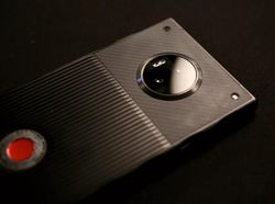 Penampakan Smartphone Hologram Pertama di Dunia