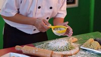 Punya banyak usaha di bidang kuliner, salah satunya restoran mie dan bakso membuat Irfan harus belajar meracik mie.  Foto: Instagram @irfanhakim75