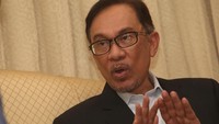 Anwar Ibrahim bebas dari penjara setelah mendapat royal pardon, berupa pengampunan penuh, dari Yang di-Pertuan Agong Sultan Muhammad V. Setelah bebas, Anwar sempat ke Indonesia untuk bertemu Presiden ke-3 RI, BJ Habibie hingga Wapres RI Jusuf Kalla