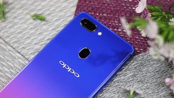 Oppo menyematkan RAM 6 GB dan memori internal 128 GB. Foto: Sina Mobile