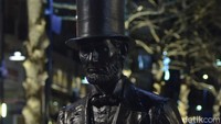 Sedangkan tokoh penting Amerika Serikat (AS) seperti Lincoln, mempunyai ciri khas topi tingginya, keduanya ada di The American Way. Patung ini berjudul The Great Emancipator yang juga dibuat oleh Ivan Scwartz (Dana Aditiasari/detikTravel)