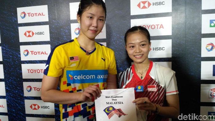 Soniia Cheah memberikan suvenir kepada pebulutangkis Indonesia Fitriani di Piala Thomas Uber 2018 (Okdwitya Karina Sari/detikSport) Soniia Cheah memberikan suvenir kepada pebulutangkis Indonesia Fitriani di Piala Thomas Uber 2018 (Okdwitya Karina Sari/detikSport)