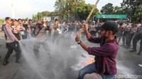 Unjukrasa sekitar 20 aktivis Himpunan Mahasiswa Islam (HMI) untuk memperingati 20 tahun reformasi berakhir kisruh di depan Istana Merdeka, Senin (21/5/2018).